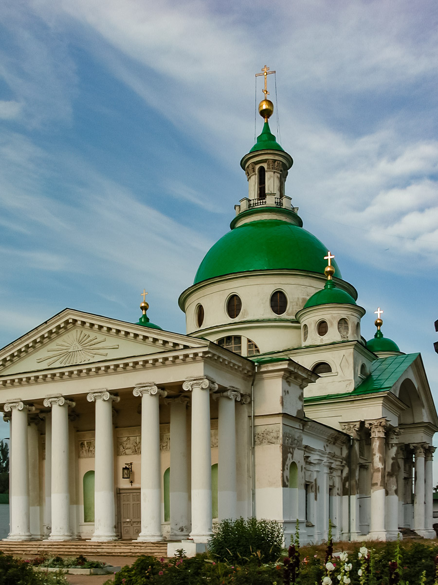 Монастырь на окраине города Ростов Великий